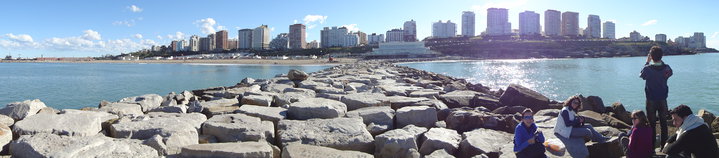 jovenes en la costa